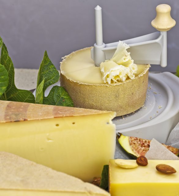 eine reichhaltige Käseplatte, gedeckt als Buffet, bestehend aus den unterschiedlichsten schweizer Käsesorten